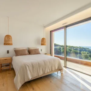 Chambre avec un grand lit double numéro 3 avec vue mer et accès terrasse.