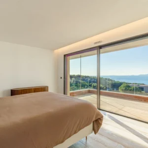 Chambre avec un grand lit double spacieuse vue mer