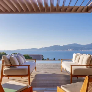 Terrasse extérieur avec piscine chauffé et vue mer