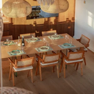 Une table à manger luxueuse en bois.