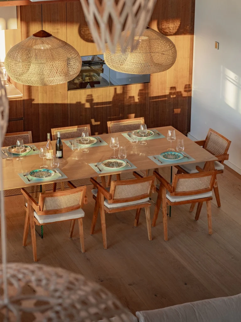 Une table à manger luxueuse en bois.