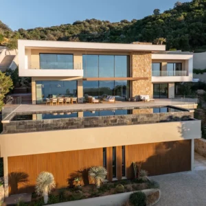 Vue d'ensemble de la villa Maami au jour.
