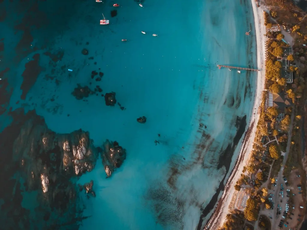 Paysage aérien de l plage de palombaggia, un très bel endroit ou louer une villa de luxe en corse.