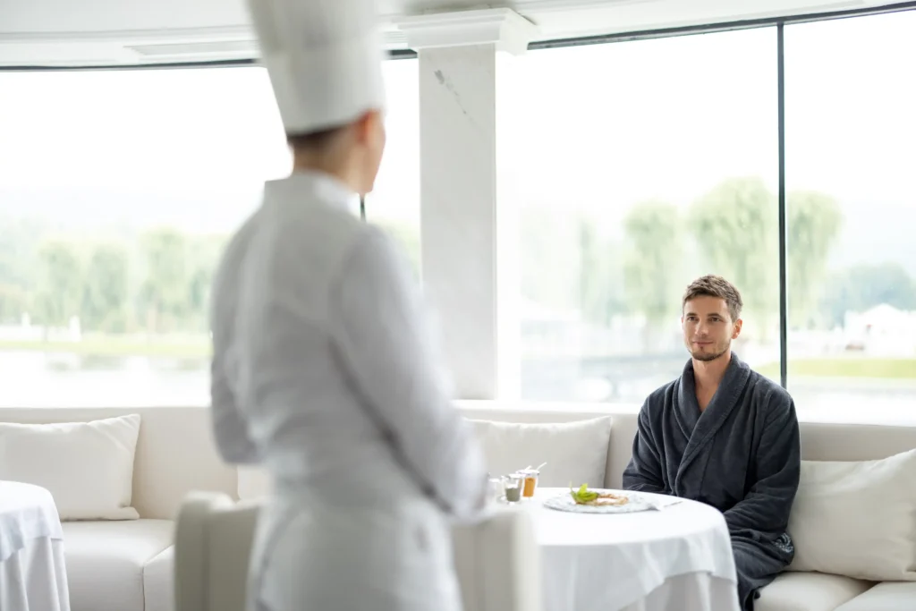 Chef privé parmi les prestations d'une villa de luxe en Corse