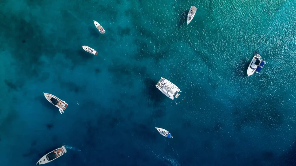 Des yatchs dans l'eau en Corse pour un séjour sur mesure en location de villa de luxe en Corse.
