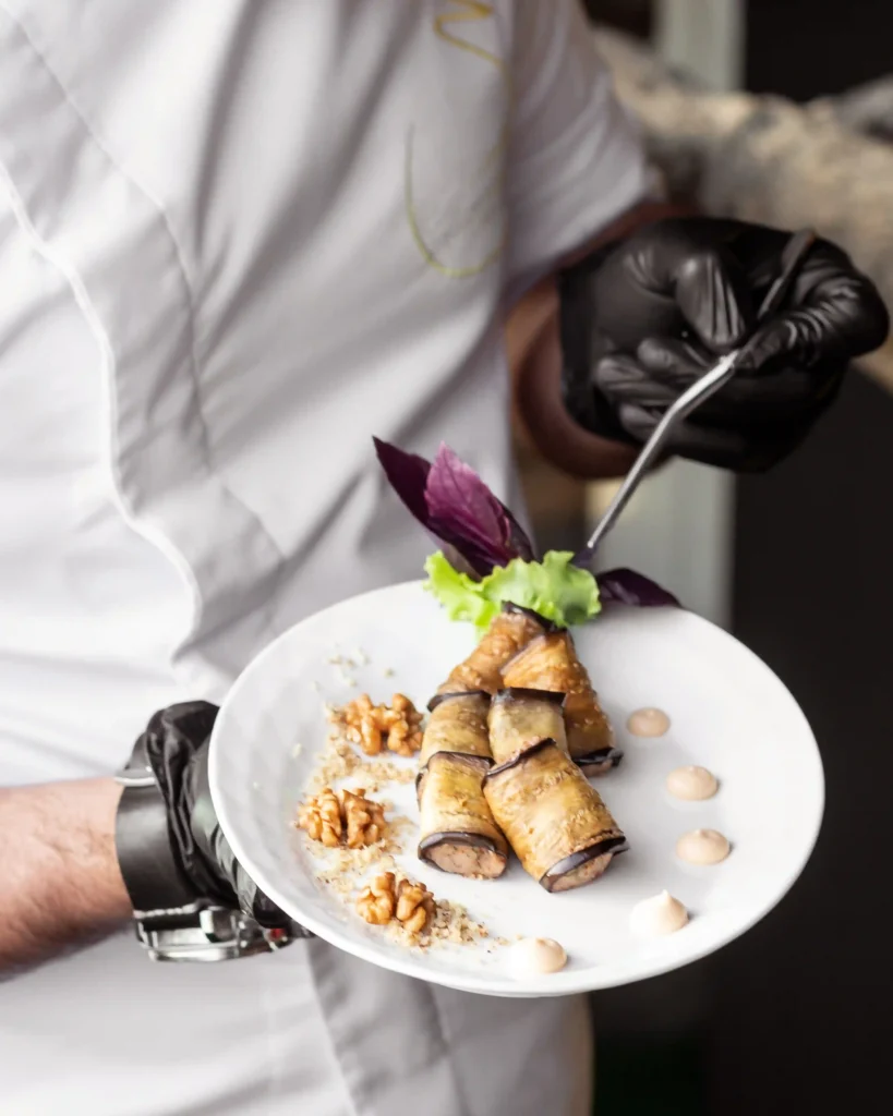 Un plat gastronomique dans une villa de luxe corse avec chef privé.