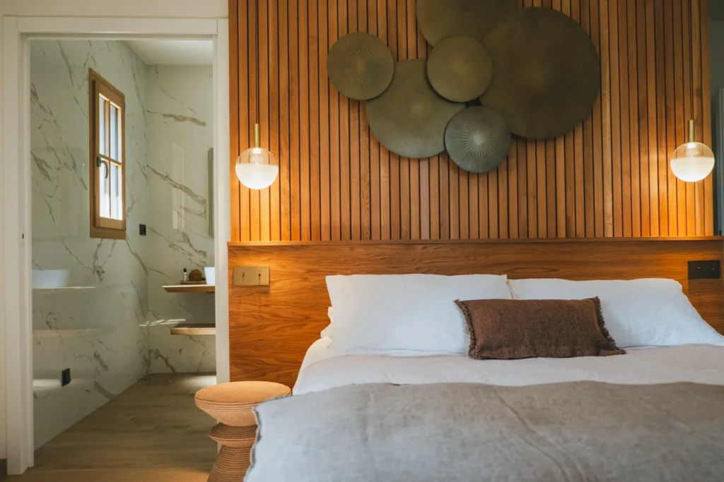 Chambre avec lit king size et sa douche en marbre.