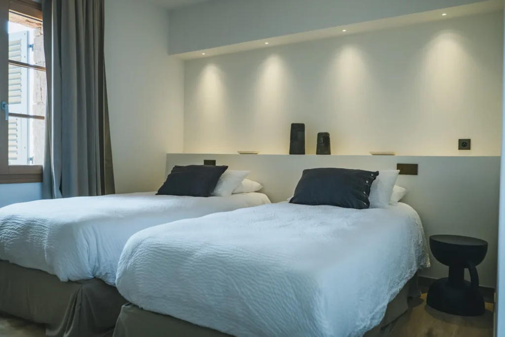 Chambre avec double lits simple.