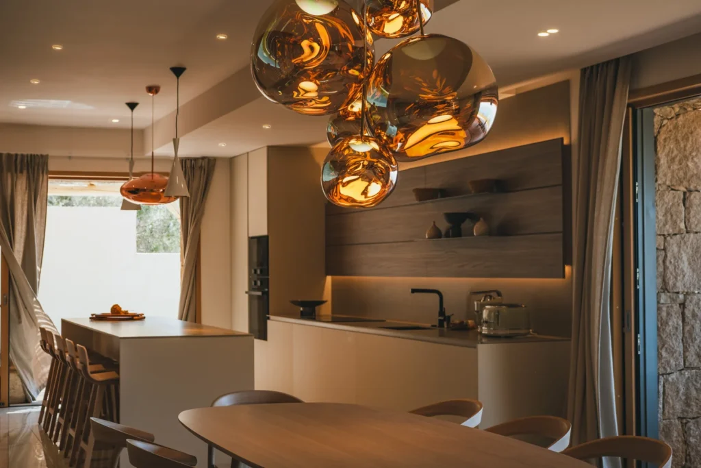 Cuisine avec un magnifique luminaire.