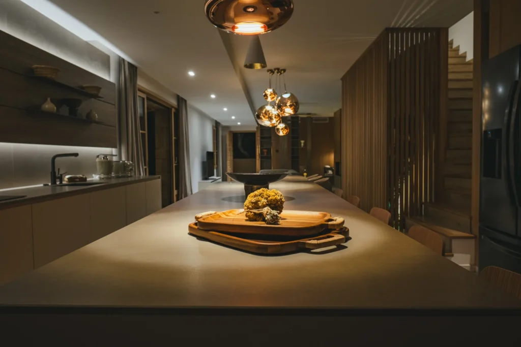 vue intérieur cuisine de nuit et ses luminaires
