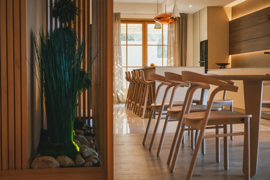 Grande cuisine et chaises moderne.