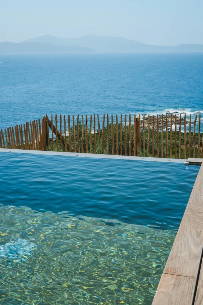 Vue mer avec piscine débordante.