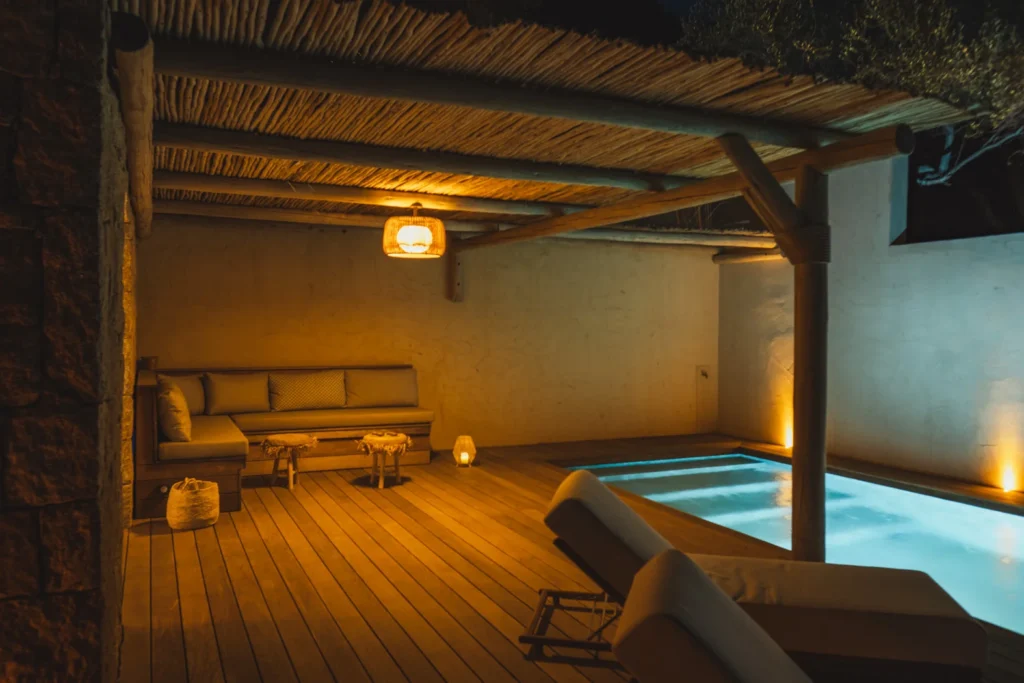 Terrasse extérieur avec salon de jardin et piscine de nuit.