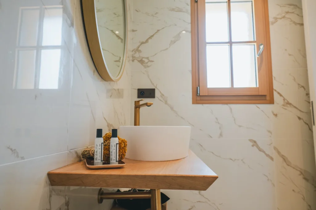 Salle de bain en marbre blanc