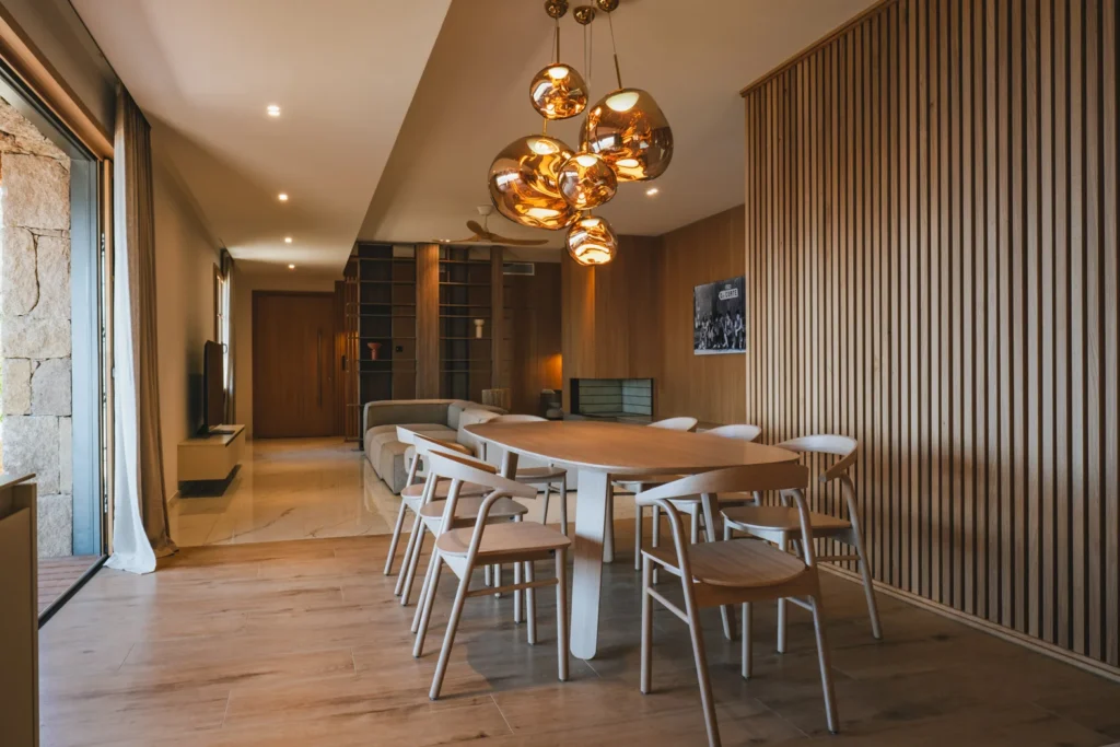 Grand salon moderne et design.