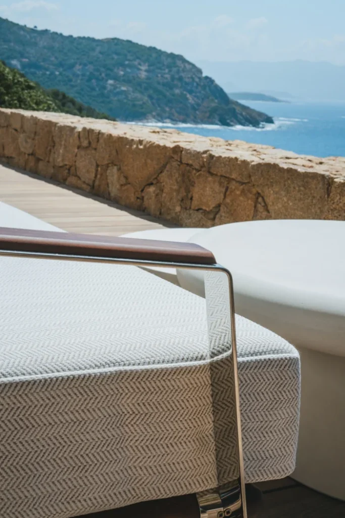 Mobilier d'extérieur moderne avec une vue mer incroyable sur l'entrée du village de Cargèse.