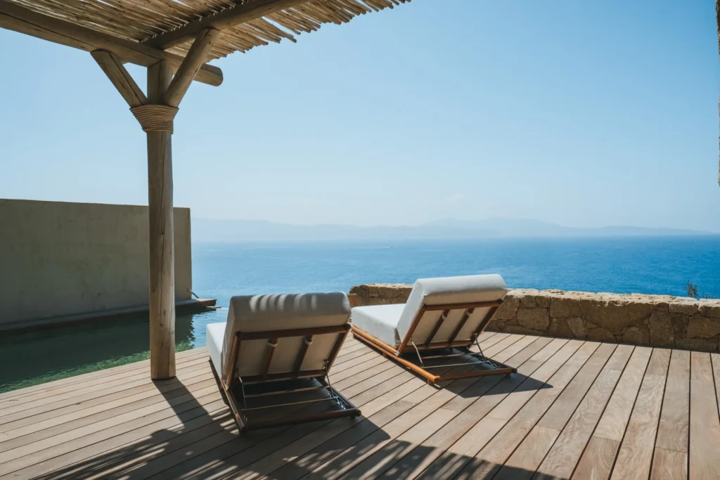 Deux transats au bord de la piscine avec sa vue mer.