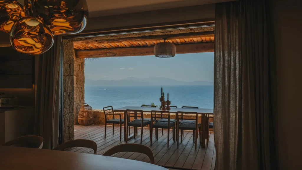 Vue mer et montagne sur la terrasse de la villa.