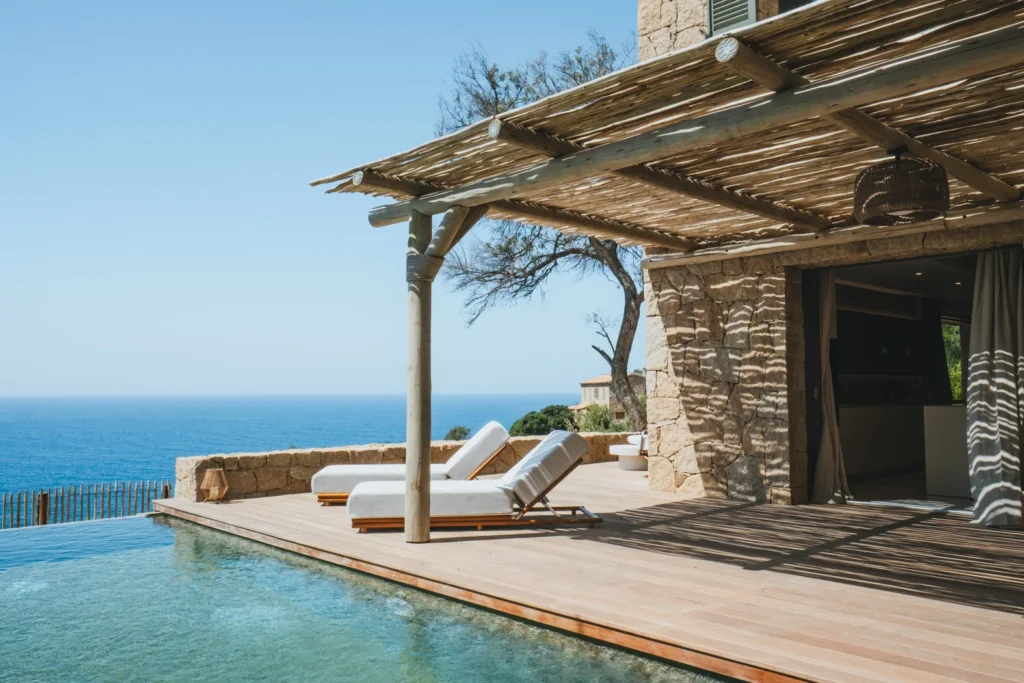 Magnifique terrasse équipé de transats et sa pergola en bois.