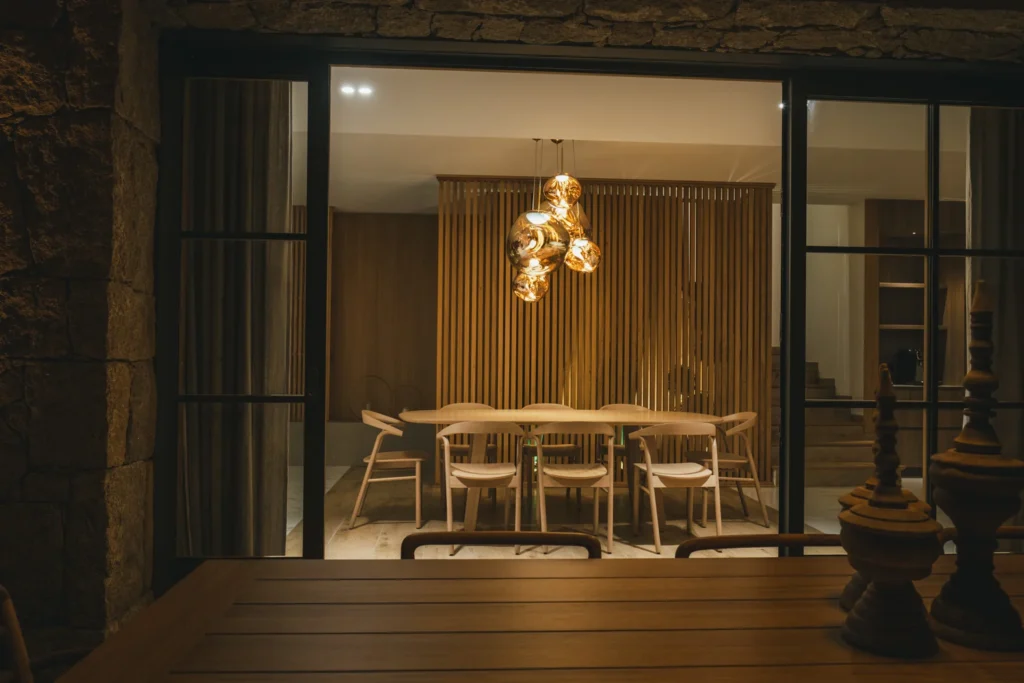 intérieur moderne et lumineux de nuit