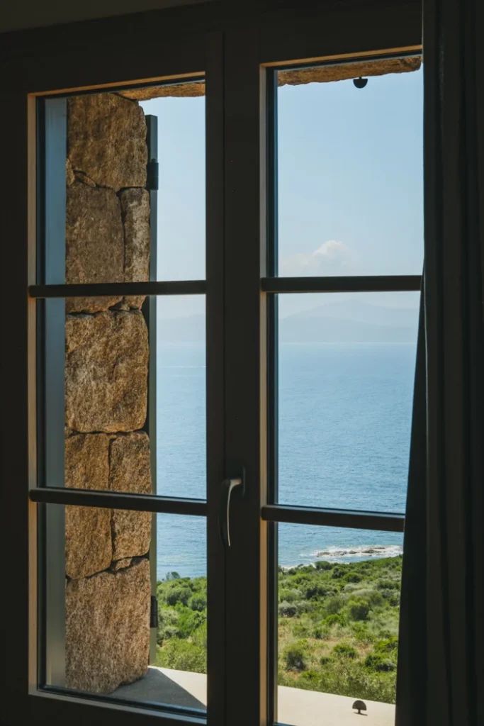 Vue mer saisissante à travers la fenêtre de la chambre .