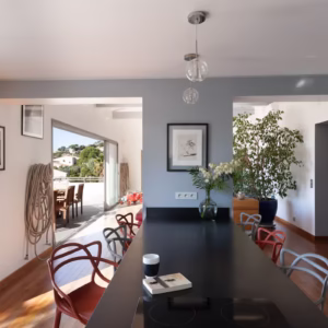 Espace de vie avec une grande table à manger.