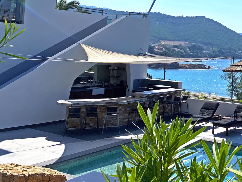 Cuisine extérieur équipé d'un bar avec sa vue mer.