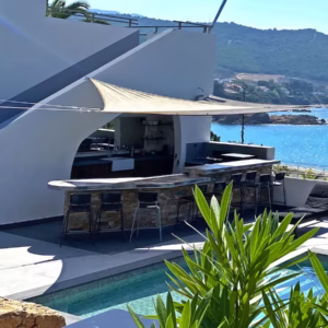 Cuisine extérieur équipé d'un bar avec sa vue mer.