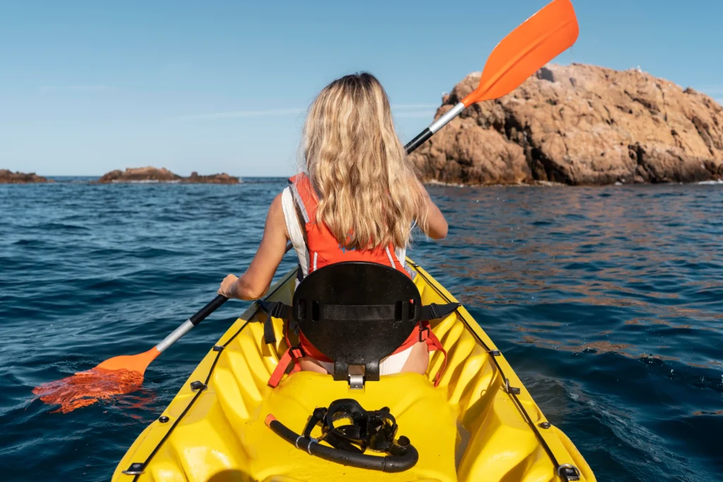 Une femme faisant du Kayak en corse du sud.
