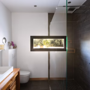 Salle de bain avec grande douche italienne.