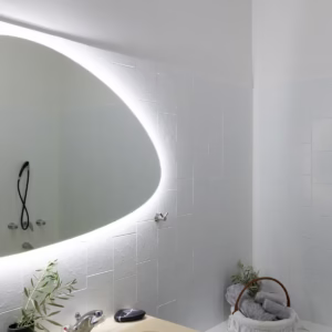 Salle de bain avec une vasque et un miroir lumineux.