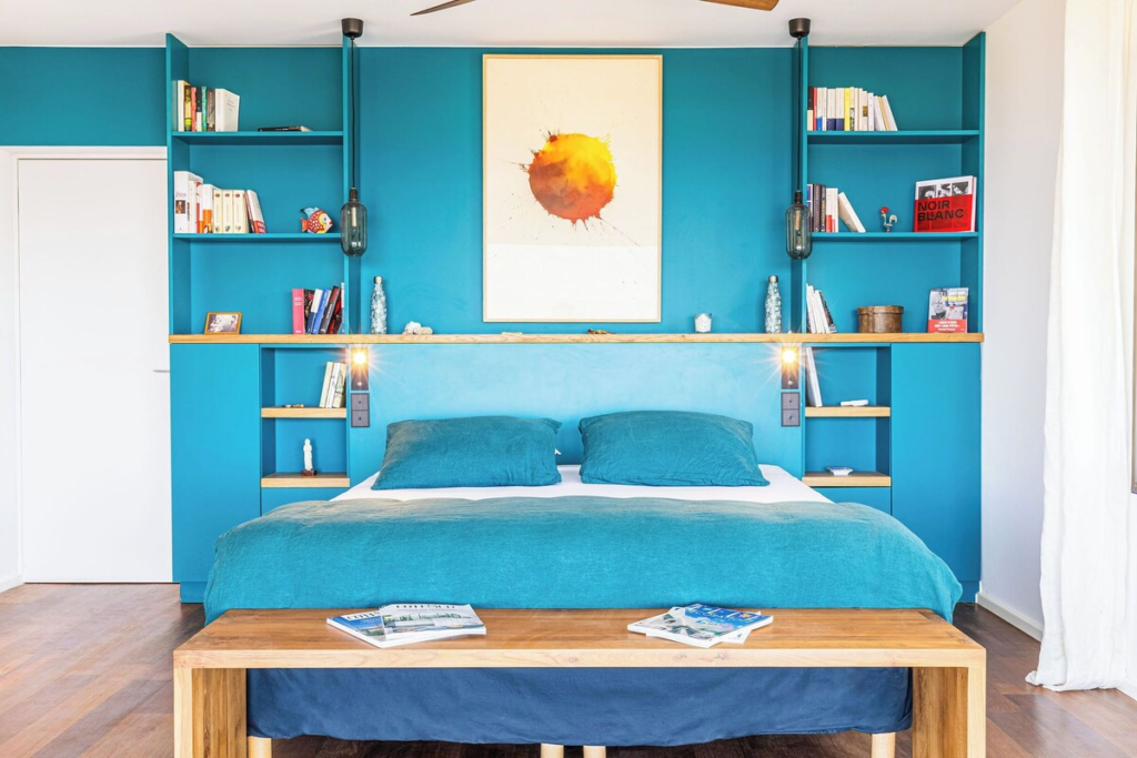 Magnifique chambre parental colorée de bleu ciel.