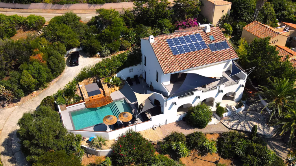Vue aérienne de cette grande villa d'architecte en location en Corse.