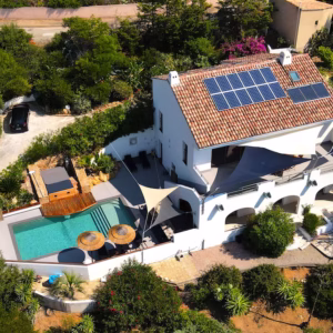 Vue aérienne de cette grande villa d'architecte en location en Corse.