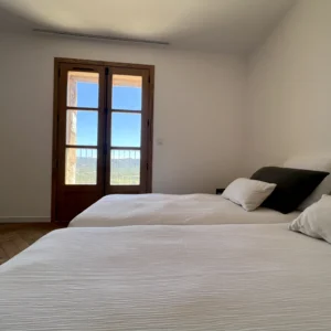 Grande chambre avec 2 lits simple et vue sur les montagnes corse.