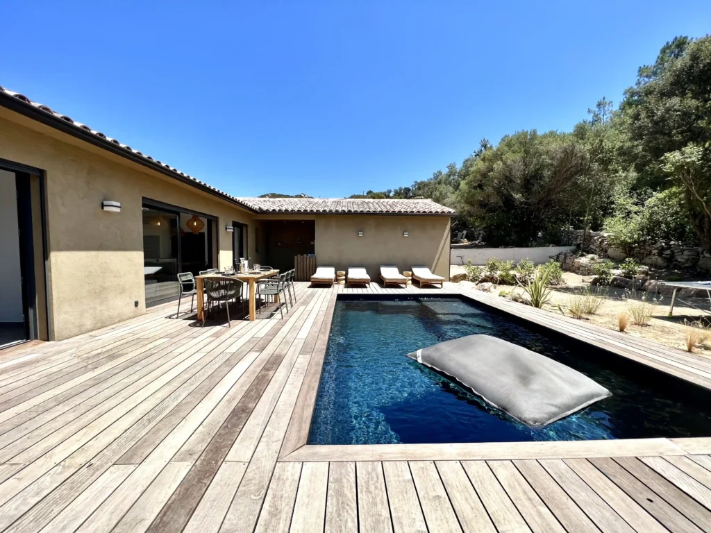 Magnifique villa à louer à Sotta proche de Porto-Vecchio avec sa belle piscine extérieure chauffée.
