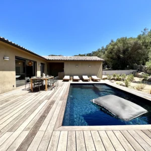 Magnifique villa à louer à Sotta proche de Porto-Vecchio avec sa belle piscine extérieure chauffée.