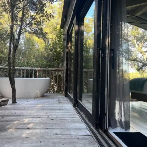 Terrasse en bois et sa baignoire privative.