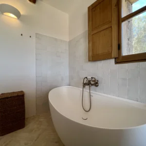 Grande baignoire blanche.