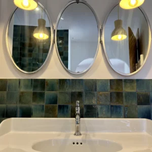 Belle salle de bain avec 3 miroirs et grande vasque.