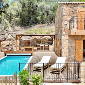magnifique terrasse extérieure de la bergerie avec piscine, transat et parasol.