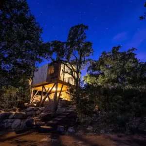 La cabane Aquilae perchée de nuit