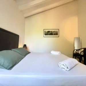 Chambre avec lit kingsize.