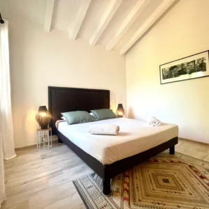 Chambre avec grand lit double.