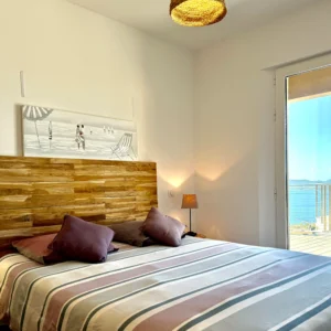 Chambre avec lit kingsize et vue mer.