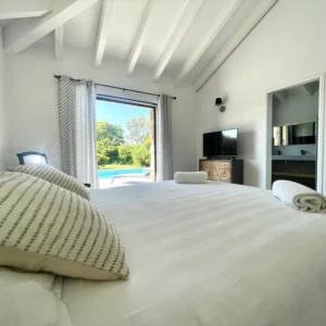 Chambre avec grand lit KingSize et salle de bain dans la chambre.