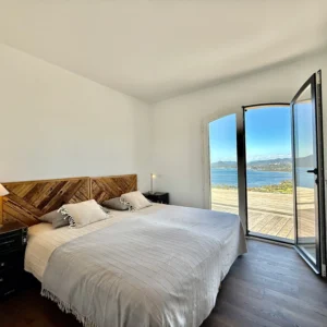 Chambre avec grand lit et vue mer.