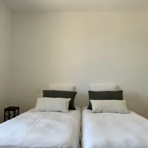Chambre avec 2 lits simple.