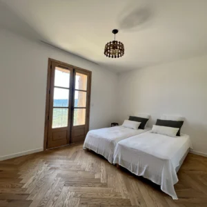Chambre avec 2 lits simple vue sur les montagnes.