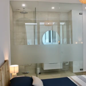 salle de bain avec miroir